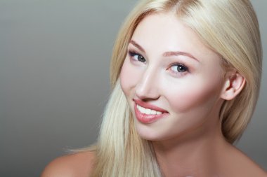 Genç sarışın kadın.