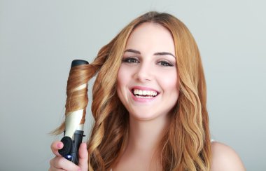 Güzel kız saç modeli yapmak