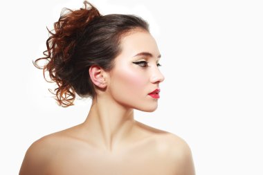 kıvırcık saç modeli ile genç kız