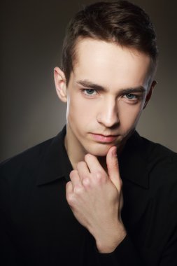 Yakışıklı genç adam.