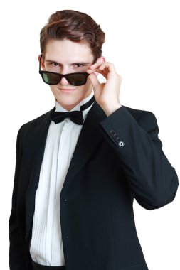 adam siyah smokin güneş gözlüğü üzerinde seyir