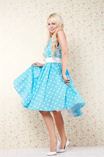 Meisje draagt een jurk retro polka-dot — Stockfoto