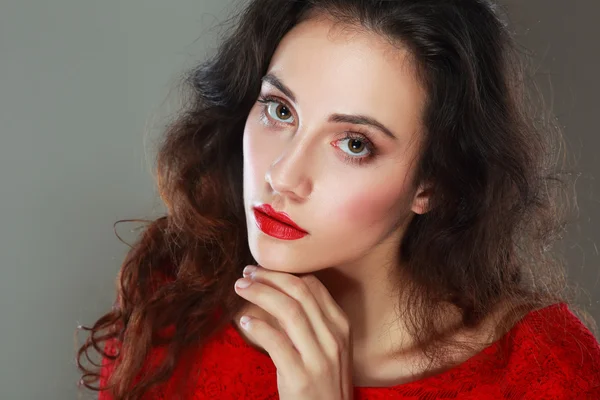 Brunette fille avec des lèvres rouges — Photo