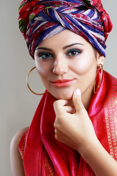 Kvinna i turban och med konstnärliga visage — Stockfoto