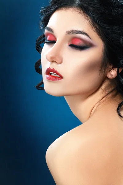 Молода жінка з художнім вампіром макіяж — стокове фото
