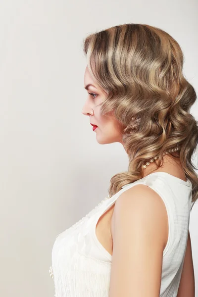 Profil falisty fryzurę — Zdjęcie stockowe