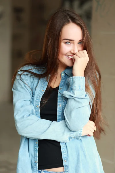 Teen flicka leende — Stockfoto