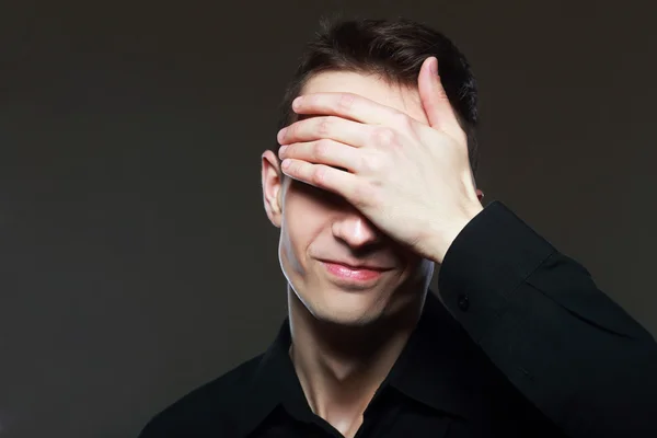 Hombre cubriendo sus ojos —  Fotos de Stock