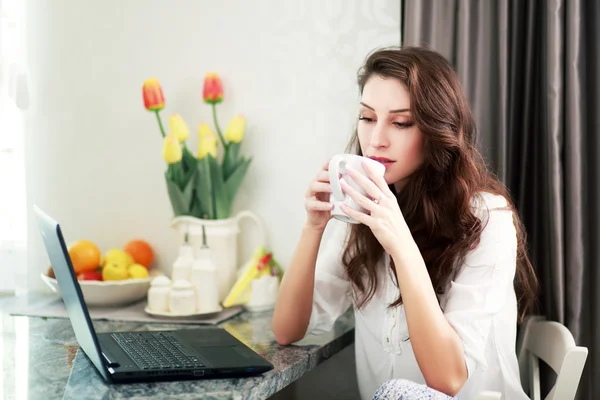 Vrouw die thuis werkt — Stockfoto