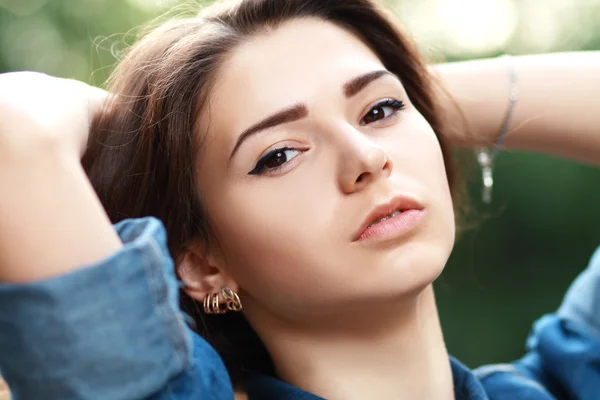 Menina morena jovem . — Fotografia de Stock