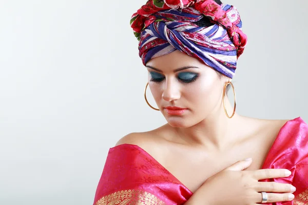 在头巾的女人用艺术面貌 — 图库照片