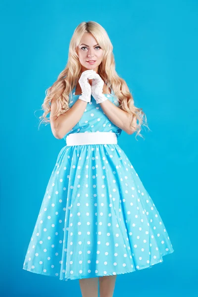 Meisje draagt een jurk retro polka-dot — Stockfoto