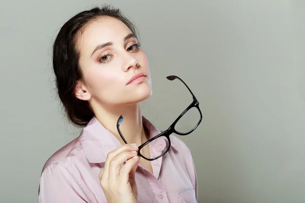 Seriös affärskvinna med glasögon — Stockfoto