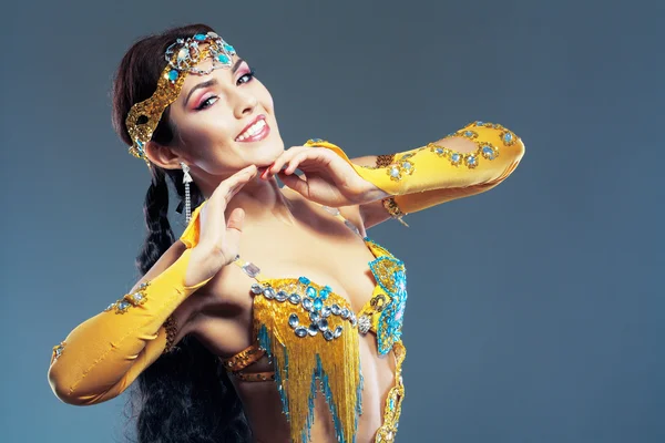 Beautiful excotic belly dancer — Stock Photo, Image