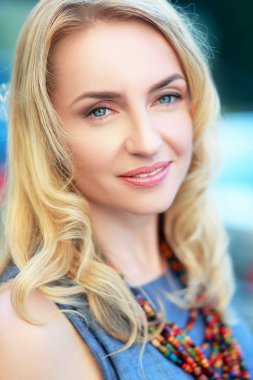 Güzel Sarışın Kadın