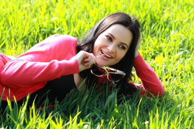 kadında yeşil çimen