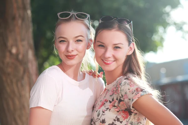 Grappige vrienden in zonnebril — Stockfoto