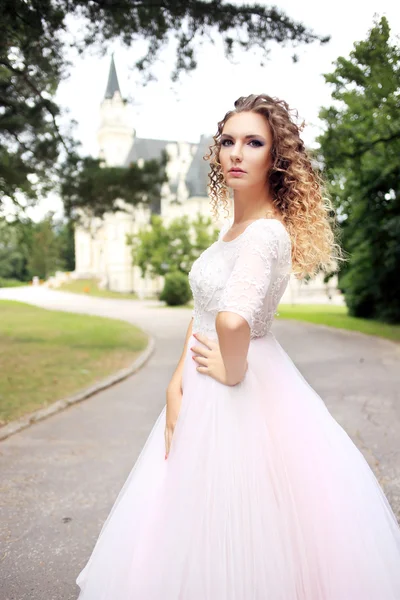 Bruid in pastel roze jurk — Stockfoto