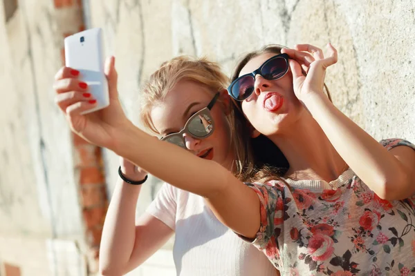 Amici che scattano selfie — Foto Stock