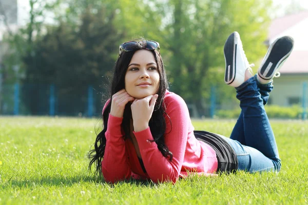 Vrouw opleggen van groen gras — Stockfoto