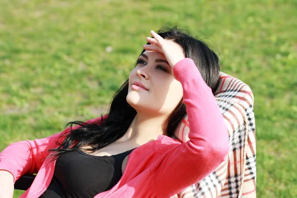 Mujer descansando al aire libre —  Fotos de Stock