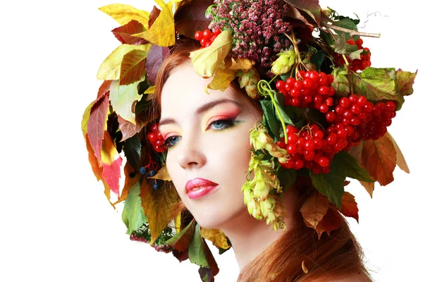 Mujer en la corona de otoño — Foto de Stock