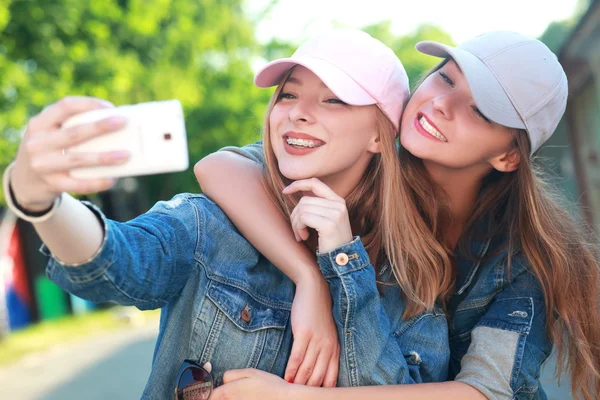 Vrienden nemen selfie — Stockfoto