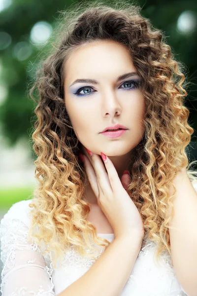 Beautiful bride with curly hair — Stock Photo, Image