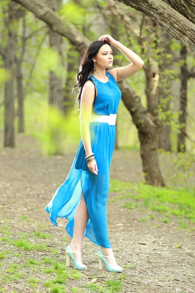 Kvinna i blå klänning — Stockfoto
