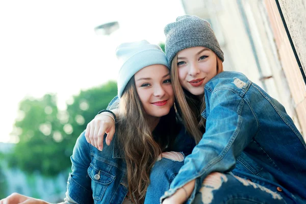 Girlfriends in hats outdoors — Stock Photo, Image