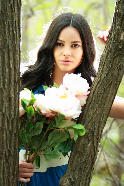 Frau posiert mit Blumen — Stockfoto