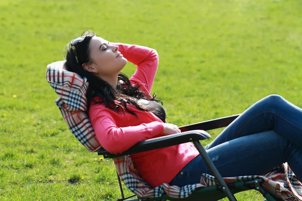 Vrouw rusten in stoel — Stockfoto