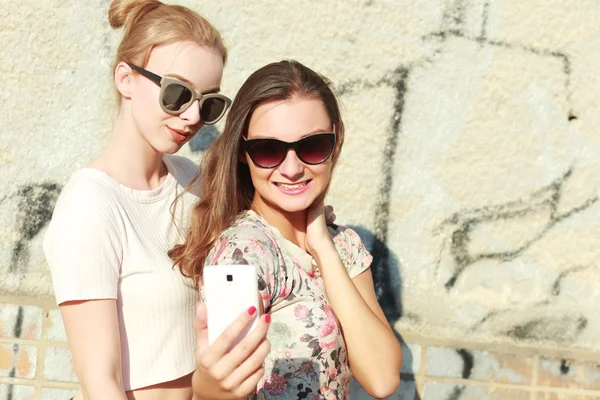 Friends taking selfie — Stock Photo, Image