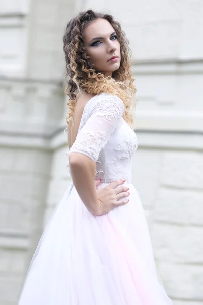 Nevěsta v pastelově růžové šaty — Stock fotografie
