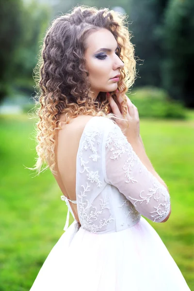 Giovane bella sposa — Foto Stock