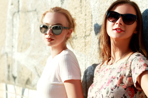 Young friends in sunglasses — Stock Photo, Image