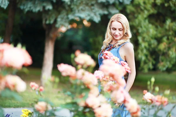 バラの花のブロンドの女性 — ストック写真