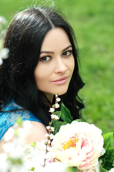 Frau posiert mit Blumen — Stockfoto