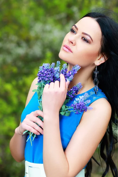 Donna in posa con fiori — Foto Stock