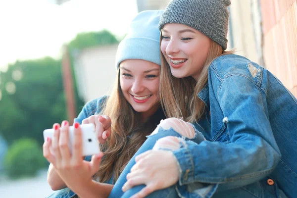 Amigos tomando selfie — Foto de Stock