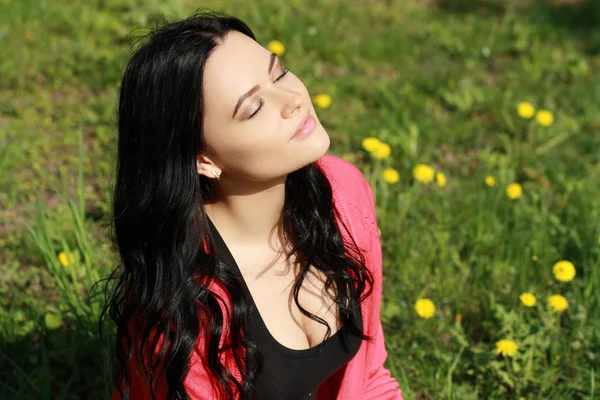 Jovem mulher desfrutando do sol — Fotografia de Stock