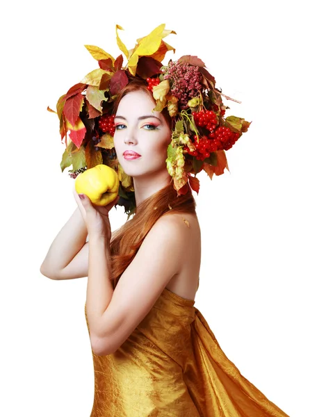 Mujer en la corona de otoño — Foto de Stock