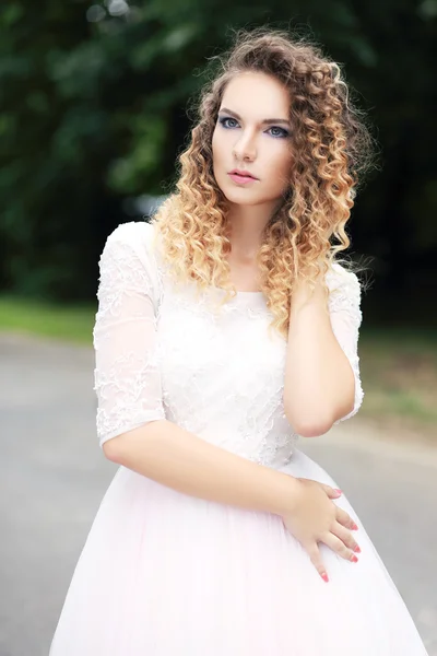 パステル ピンクのドレスを着て花嫁 — ストック写真