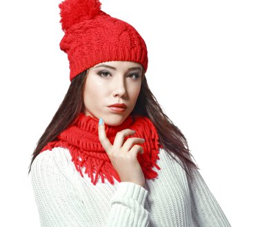 kadın kırmızı şapka ve atkı