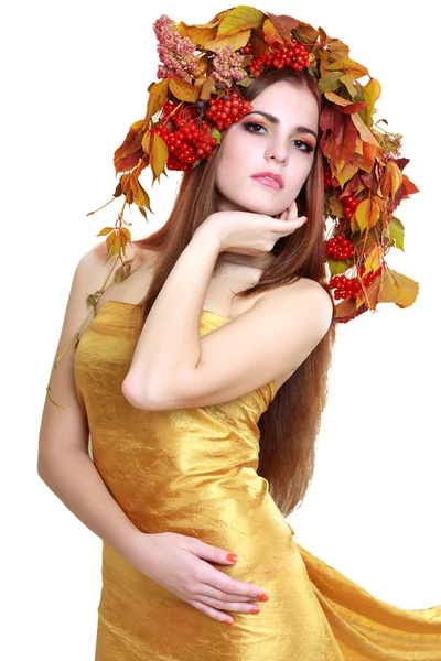 Mujer en la corona de otoño — Foto de Stock