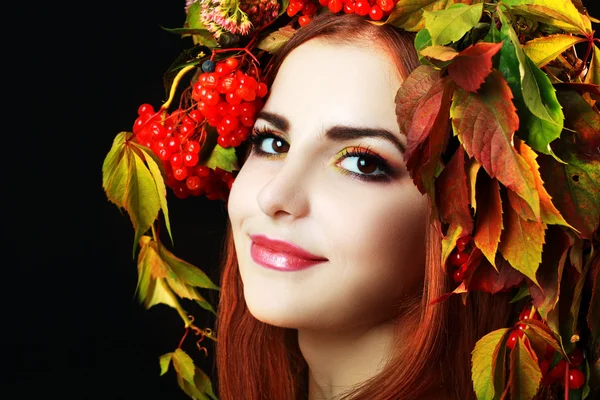 Donna in ghirlanda di autunno — Foto Stock