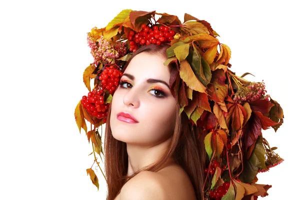 Vrouw in herfst krans — Stockfoto