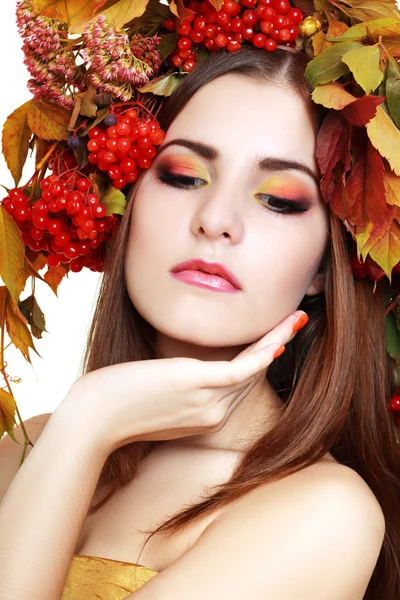 Mujer en la corona de otoño — Foto de Stock