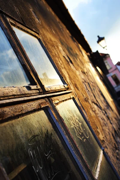 Vieja ventana en casa — Foto de Stock