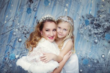 Güzel küçük kız, annesiyle birlikte fariy noel ormanında.